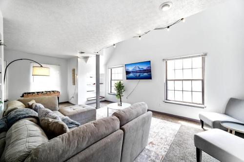 Victorian Village Apartment | Bamboo Retreat- Private Parking -New Reno -Central