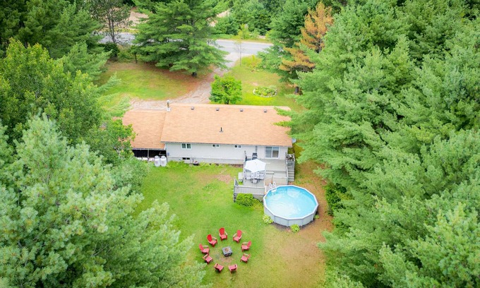 Hastings Highlands House | Bancroft Memories | 5BR Retreat + Pool & 2 Kitchens