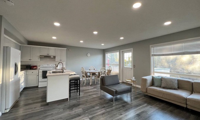 Royal Oak House | BanffPass*C-train*Shopping*UofC*DT*Family*7Bed