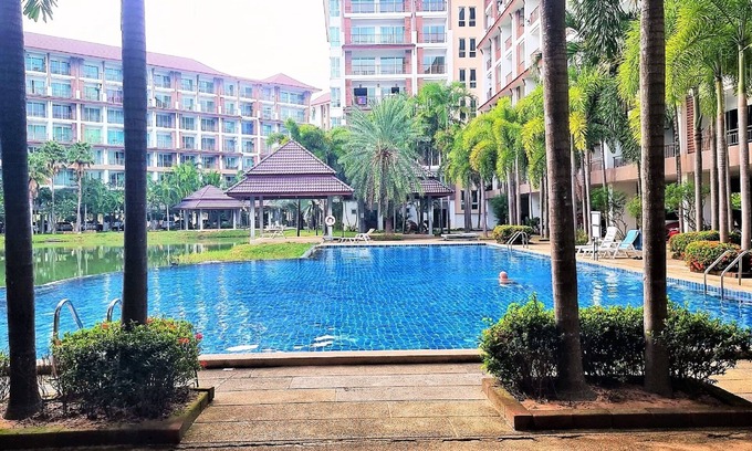 Bang Sare Apartment | Bang Saray - lake & pool views