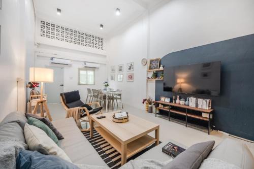 Phra Khanong Villa | Bangkok Group Haven - 6BR Bangchak BTS 12 sleeps RB4