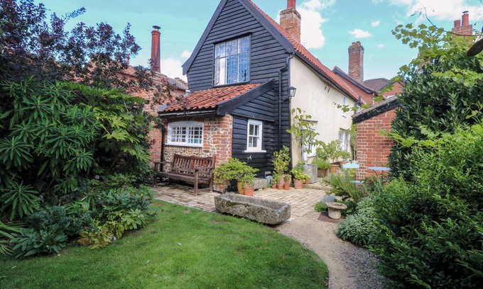 Hingham Cottage | BANK HOUSE, pet friendly, character holiday cottage in Hingham