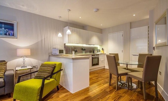 Billingsgate Apartment | BANK-MONUMENT 2BR-2BA APT
