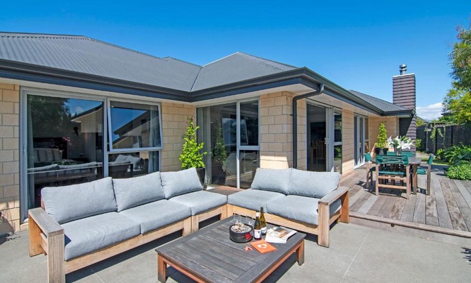 Springlands House | Banksia Retreat - Blenheim Holiday Home