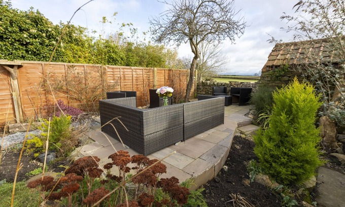 Hunton Cottage | BANKSIDE COTTAGE, pet friendly, with a garden in Hunton