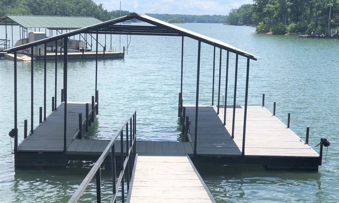 Anderson House | Bannister Cottage – Lakefront Getaway w/Dock, Porch & Views, 20 mins to Clemson