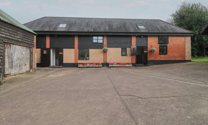 Ottery St Mary Cottage | BANTAM COTTAGE, pet friendly, with a garden in Ottery St Mary