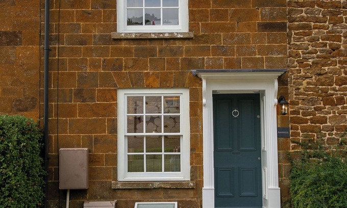 Adderbury Cottage | Banwell-luxury 4 bedroom cottage in Oxfordshire: families, groups, pets, wi-fi