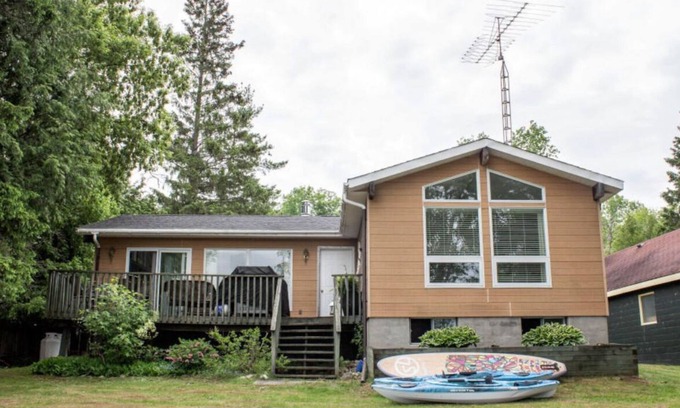 Hastings Highlands Cottage | Baptiste Lakehouse - Pet-Friendly Waterfront Cottage w/Great Swimming!