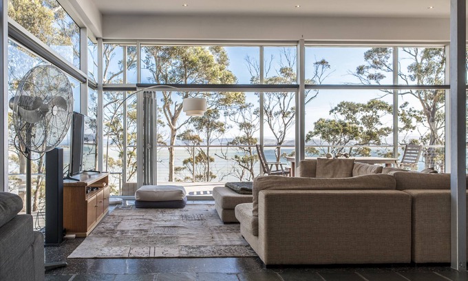 Sandford House | Baragoola Retreat - Luxury Waterfront Property in the Southern Tasmanian Bush