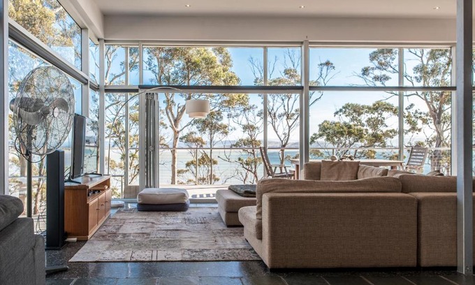 Sandford House | Baragoola Retreat - Luxury Waterfront Property