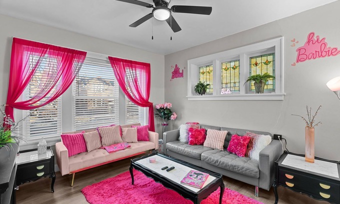 Southwest Garden Apartment | Barbie's Dreamhouse - Sleeps 6 Near Botanical Gardens & Tower Grove Park