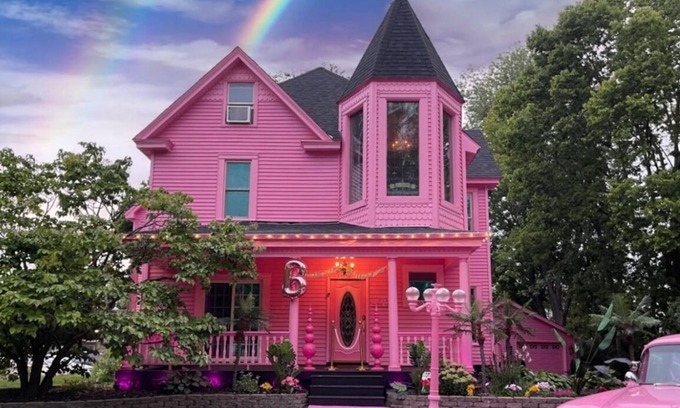 Hudson House | Barbiecore Castle Vibe’n in DT Hudson