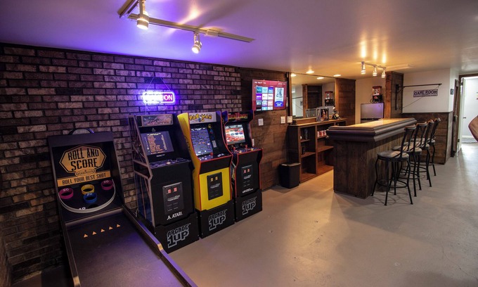 Warren House | Barcade and rope swing bar, 5 minutes from The Avalon Grand Resort and Golf!