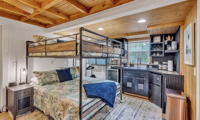 Gulfport Apartment | Bare Feet Bunkhouse-Close to beach & dog friendly