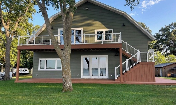 The Lakes Cabin | Bare Feet Retreat nNew, 2nd Floor 3-BR, 2 bath lakefront house on Lake Shetek