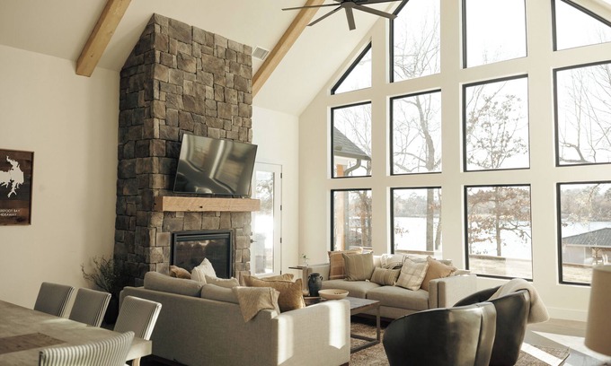 Dogwood House | Barefoot Bay HideawaynA Spacious Lakefront home on Lake Bob Sandlin