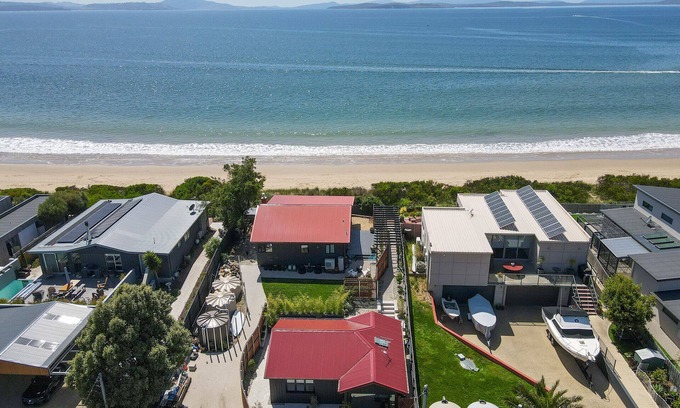 Cremorne House | Barefoot Bungalow luxurious retreat - private walkway to the beach