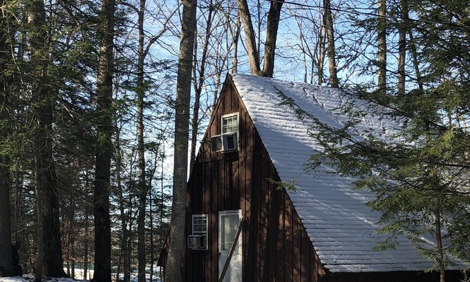 Keslers Cross Lanes Ski Chalet | Barefoot Retreat at the Lake - Pet Friendly with Hot Tub