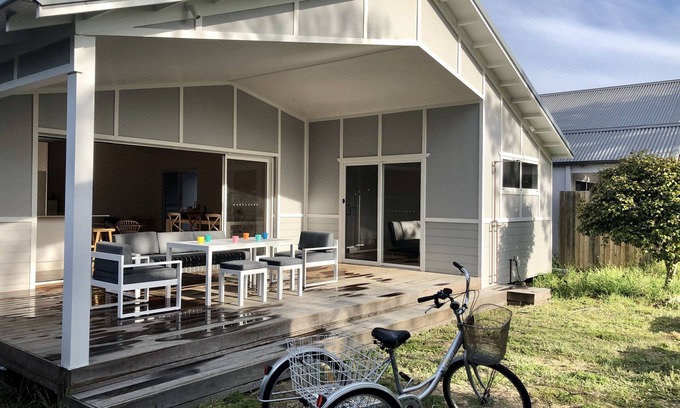 Booker Bay House | Barefoot Retreat Booker Bay walk to beach, shops, cafes, family and large groups