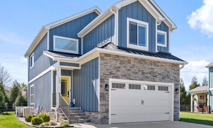 Winchester House | Barefoot Retreat w/kayaks/SUP/fireplace/Community Pool