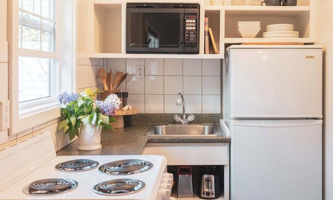 Christina Lake Apartment | Barefoot Villas Room 6 Oak