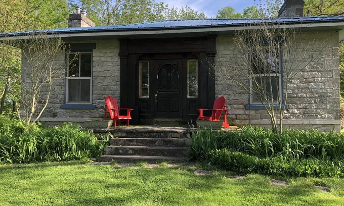 Kingsville Cottage | BarefootonPelee: Stonehousen[No Cleaning Fee! Starlink Internet!]