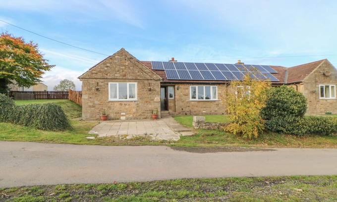 Darlington Cottage | BARFORTH HALL LODGE, pet friendly, with hot tub in Gainford