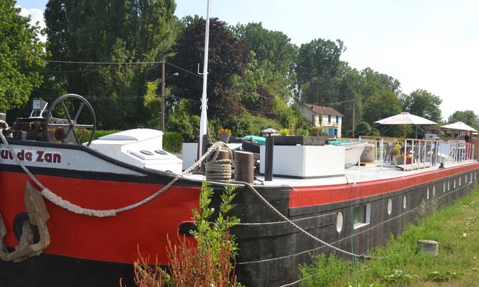 Chaumot Boat Rental | Barge moored at the Chaumot marina, Nivernais canal