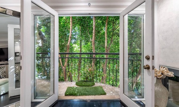 Los Angeles House | Barham Boutique Townhouse