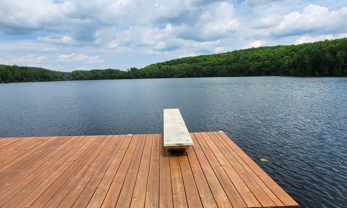 Highlands East Cottage | Barker's Lakefront Cottage - Upper Cardiff Lake, Highlands East (STR25-00064)