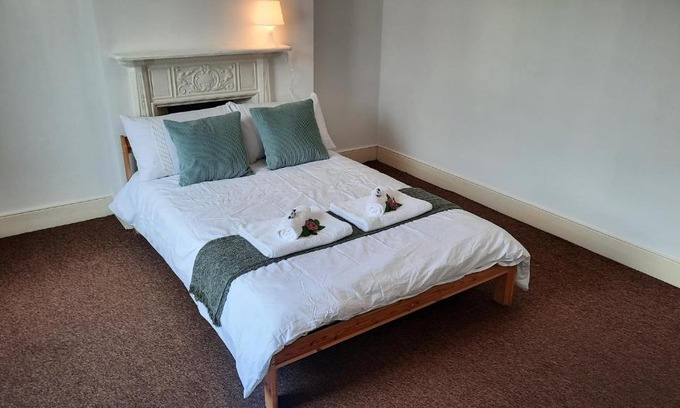 Barking House | Barking Station Property