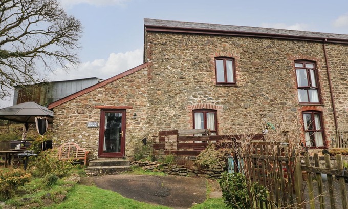 Okehampton Cottage | BARLEY MEADOW, pet friendly, character holiday cottage in Okehampton