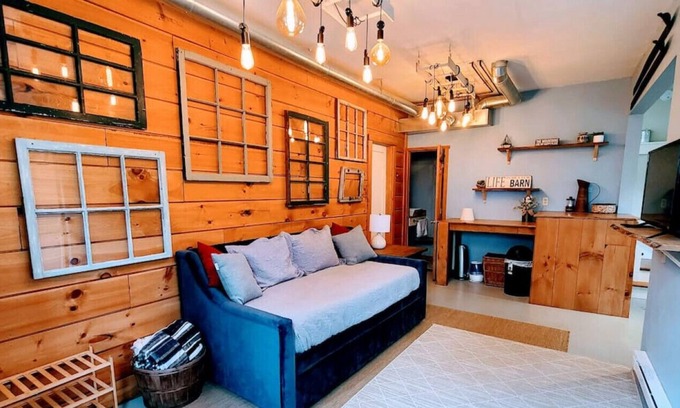Manchester House | Barn BNB! Cozy designer barn - 2 miles from town & pet friendly!