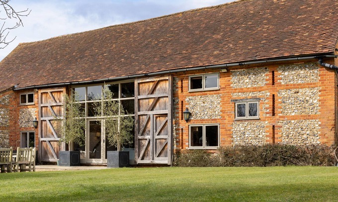 Maidensgrove House | Barn conversion, 10 mins from Henley-on-Thames. Tennis court & indoor pool.