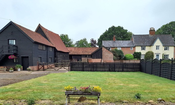 Halesworth House | Barn conversion close to pretty market towns of Halesworth and Southwold, tennis