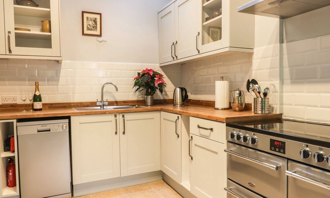 Potter Brompton Cottage | BARN COTTAGE, family friendly, with open fire in Brompton-By-Sawdon