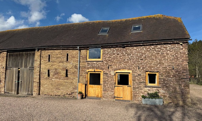 Leominster Cottage | BARN COTTAGE, pet friendly, character holiday cottage in Ludlow
