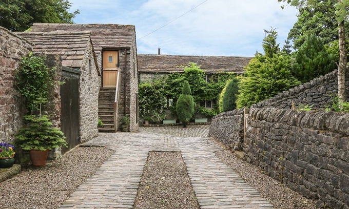 Peak District Cottage | BARN COTTAGE, pet friendly, character holiday cottage in Peak Forest