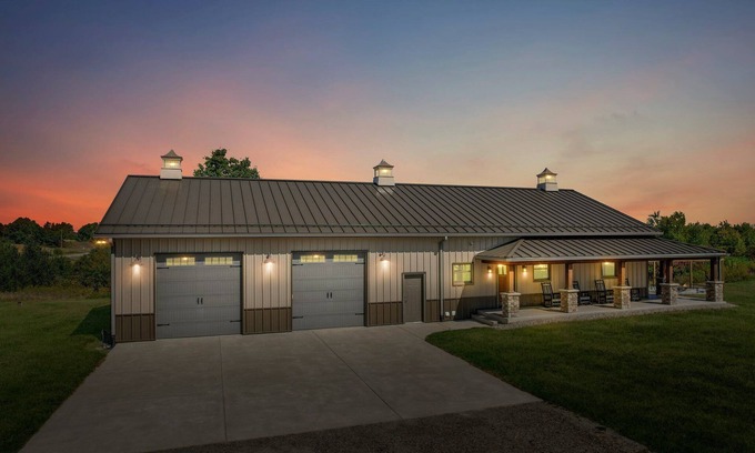 Marcellus House | Barn! Golf Sim/Theater, Bunk Slide, Mini Golf, Hot Tub, Saloon Bar, Firepit!