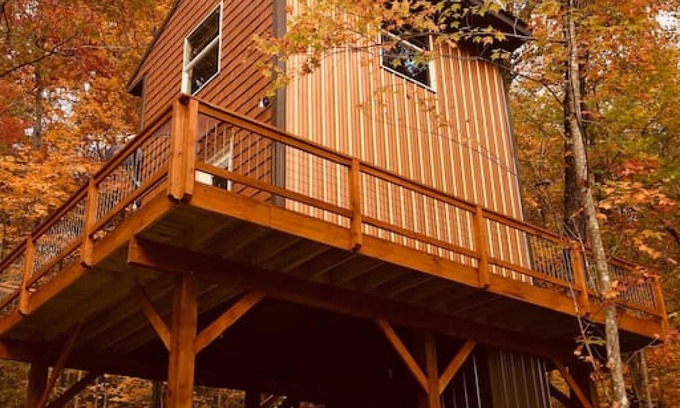 Guild Cabin | BARN OWL INN · NO SUNDAY CHECK INS , HOTTUB- TREEHOUSE
