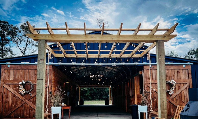 Floyd Dale House | Barn Venue apartment with kids games, fire pits, and animal feeding.