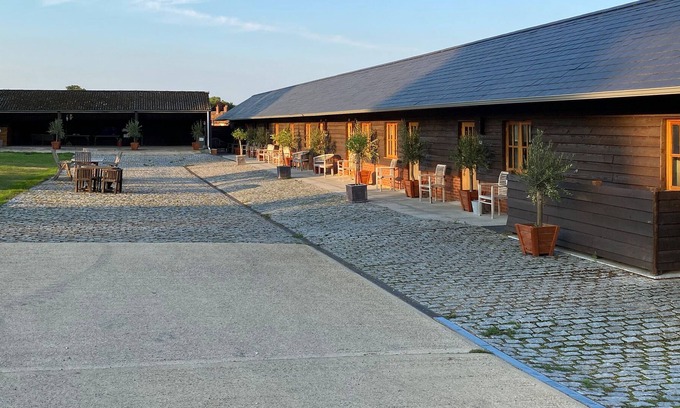 Stockbridge Cottage | BARNACK BEAUTY, THE APPLE ROOMS, romantic in Stockbridge
