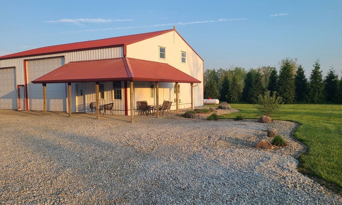 Sheridan House | Barndominium at Grand Park, 8 minutes away!Large Outdoor Area, Very Comfortable