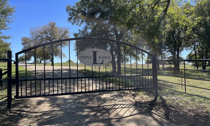 Brandon House | Barndominium located just 20 minutes from the heart of downtown Waxahachie,TX.