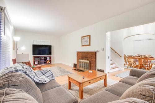 Mahaska County House | Barnes City House about 3 Mi to Hunting and Fishing!