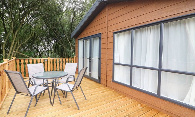 South Lakeland Leisure Village Cottage | BARNEY'S RETREAT, pet friendly, luxury holiday cottage in Carnforth