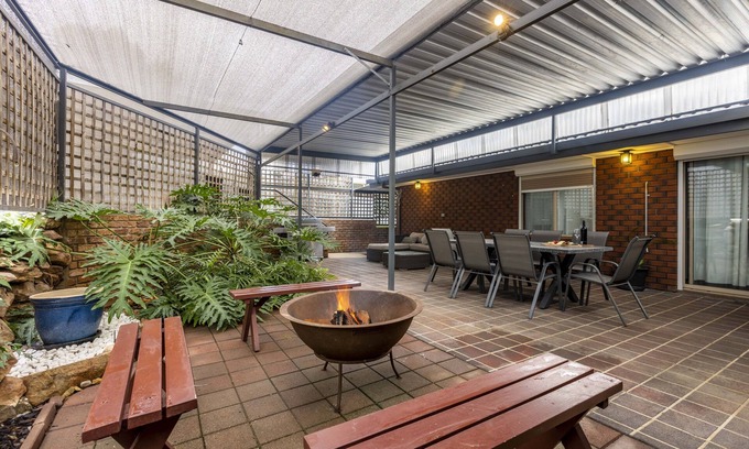 Lyndoch House | Barossa- Lyndoch-Sleeps 10-Spacious/Spa/Wifi/Foxtel - Groups/Family and Pets