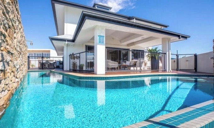 Eimeo House | Barralong Where Two Waters Meet Is True Luxury Right on the Whitsunday Coast