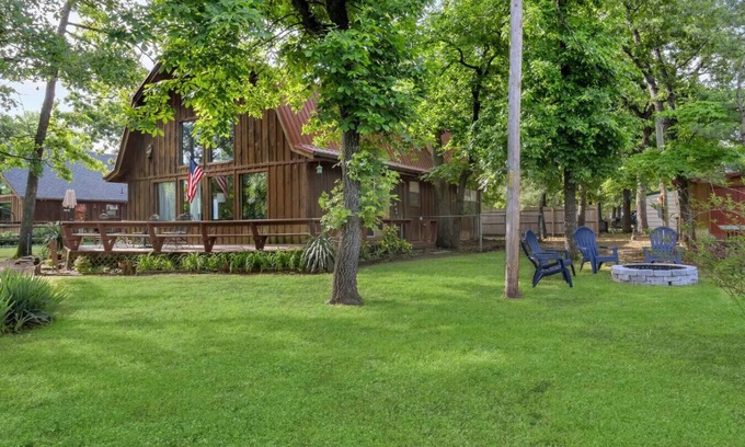 Eufaula House | Barrel Cabin at Sandy Bass Bay!